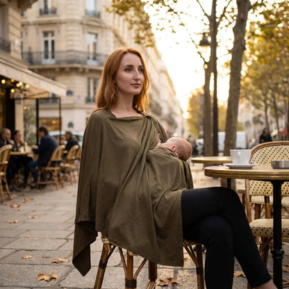 DouceEnvol™ kaki — maman allaitant sereinement en terrasse de café parisien en automne, discrétion naturelle