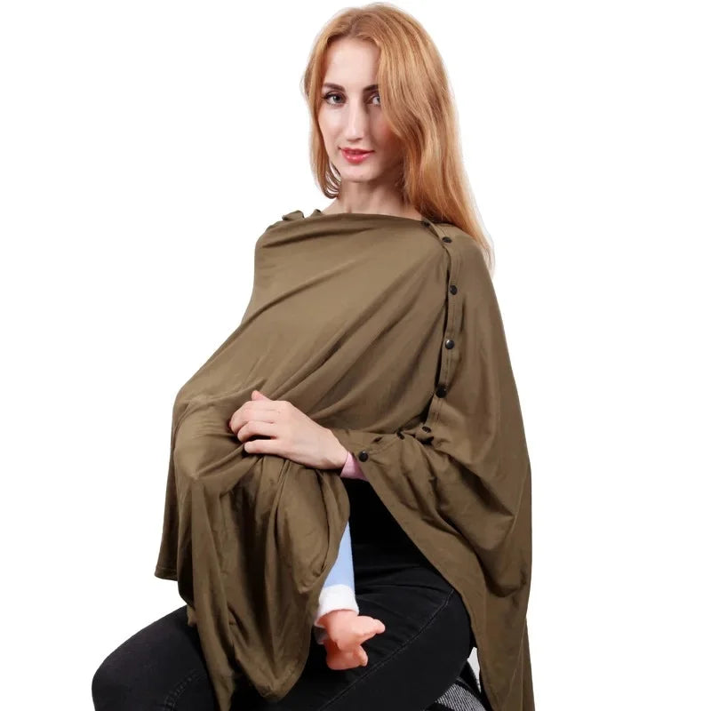 Couverture allaitement DouceEnvol™ kaki — maman assise de profil portant le poncho boutons visibles