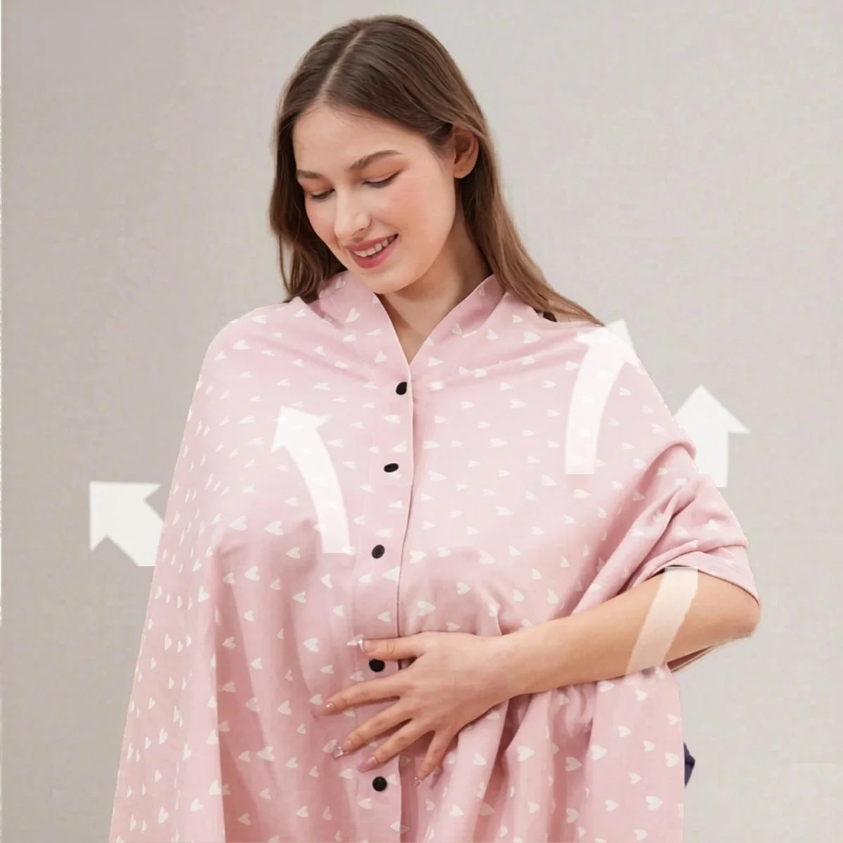 Écharpe d'allaitement DouxVoile rose poudré motif cœurs blancs — coupe ample enveloppante, boutons pression noirs, tissu respirant vue de face