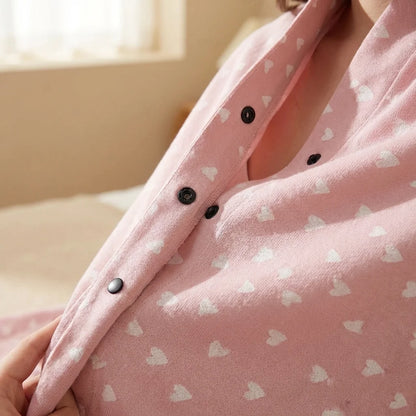 Gros plan fermeture écharpe d'allaitement DouxVoile rose — boutons pression noirs ajustables sur toute la longueur, coton doux motif cœurs