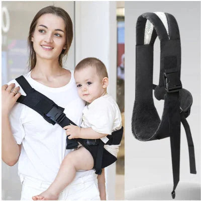 Maman portant un nouveau-né dans une écharpe de portage ergonomique, soutien parfait pour les premiers mois.