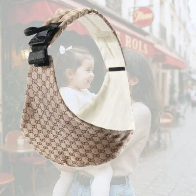 Écharpe de portage au motif marron chic, portée par une maman en balade avec sa fille souriante en ville