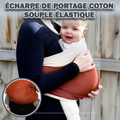 Bébé souriant porté dans une écharpe de portage terracotta et crème avec encart illustrant la texture et l’élasticité du tissu, contexte de fiche produit explicative.