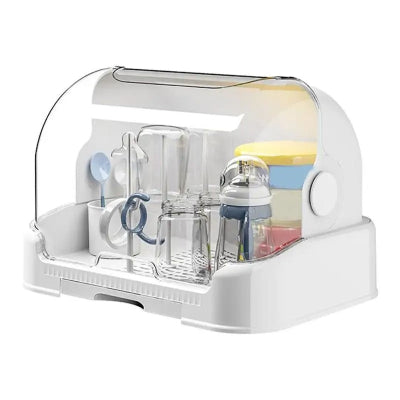  Égouttoir biberon avec couvercle arrondi transparent contenant plusieurs biberons, tasses et accessoires bébé, parfait pour le séchage rapide et la protection contre la poussière.