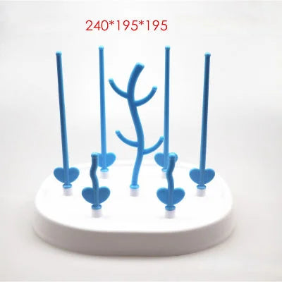 Egouttoir biberon bleu ciel de dimensions 24x19,5x19,5 cm, design compact avec tiges en hauteur assurant un séchage rapide et une hygiène optimale pour les accessoires bébé.