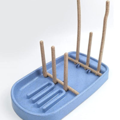 Egouttoir biberon bleu ciel avec tiges amovibles, design compact et hygiénique pour sécher les biberons et accessoires bébé.