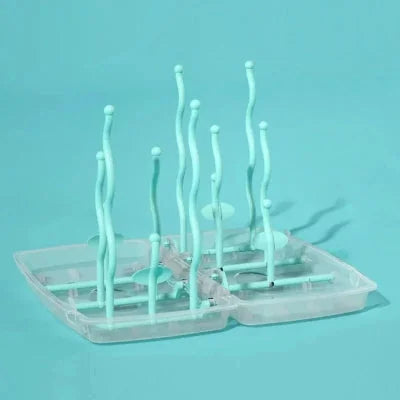 Égouttoir biberon bleu turquoise à tiges flexibles pour un séchage rapide et organisé des biberons, tétines et cuillères, dans un style épuré.
