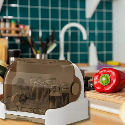 Égouttoir biberon dans une cuisine familiale, installé près d’un plan de travail avec légumes frais, illustrant son intégration pratique pour une meilleure organisation biberonnerie.