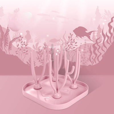  Égouttoir biberon rouge Bégonia mis en scène dans un décor marin, illustrant son style moderne et esthétique.