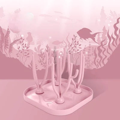  Égouttoir biberon rouge Bégonia mis en scène dans un décor marin, illustrant son style moderne et esthétique.