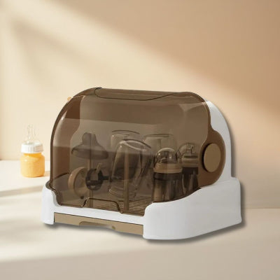 Égouttoir biberon compact au design moderne avec couvercle anti-poussière dans une cuisine claire, idéal pour sécher jusqu’à 8 biberons et accessoires de bébé en toute hygiène.