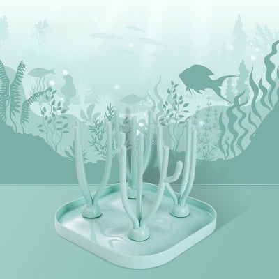  Égouttoir biberon vert pastel dans une ambiance océanique, alliant fonctionnalité et décoration naturelle.