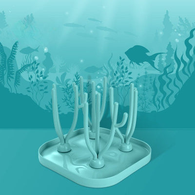  Égouttoir biberon bleu marine avec design inspiré de la mer, idéal pour une cuisine stylée et bien organisée.