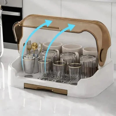 Égouttoir biberon ouvert avec flèches illustrant l’aération naturelle, garantissant un séchage rapide et sans stagnation d’eau pour biberons, tasses et couverts de bébé.