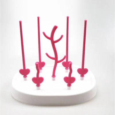Egouttoir biberon rose framboise avec branches longues et courtes pour un support multifonction, séchage rapide et gain de place sur le plan de travail.