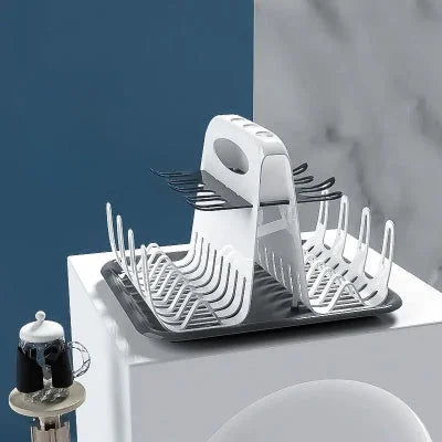 Égouttoir biberon vide dans un décor épuré, soulignant son design compact, sa structure stable et ses supports pour biberons, cuillères et tétines.