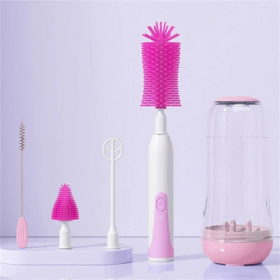 Ensemble démonté du goupillon biberon électrique avec ses 4 têtes de brosses, socle et étui transparent, illustrant la modularité du kit.
