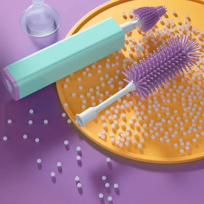 Goupillon biberon avec deux têtes en silicone alimentaire, embouts interchangeables pour un nettoyage précis des tétines et flacons.

