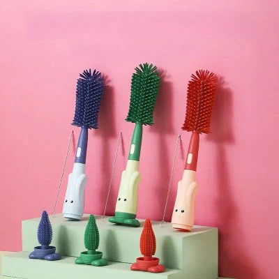 Trois goupillons biberon aux couleurs ludiques avec support en forme de lapin, pensés pour le confort des parents et la propreté des biberons.