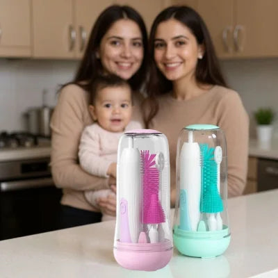 Deux goupillons biberon électriques TétinNet™, l’un rose et l’autre turquoise, posés sur un comptoir de cuisine moderne, avec deux jeunes mamans et un bébé souriant en arrière-plan. Parfait pour un usage familial et une hygiène sans effort.