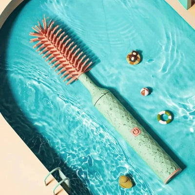 Goupillon biberon étanche IP65 flottant dans une piscine, montrant sa résistance à l’eau et sa sécurité pour un usage sous l’eau sans crainte.