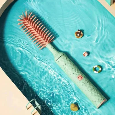 Goupillon biberon étanche IP65 flottant dans une piscine, montrant sa résistance à l’eau et sa sécurité pour un usage sous l’eau sans crainte.