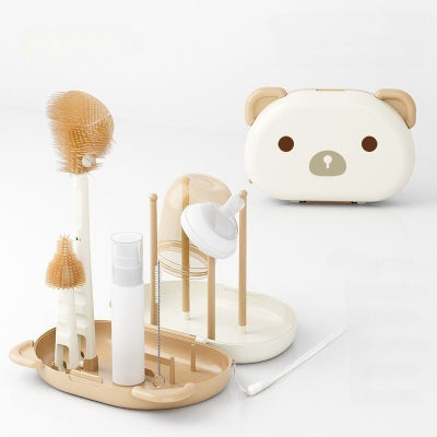 Kit goupillon biberon 6-en-1 couleur beige avec accessoires intégrés, égouttoir vertical et boîte rigide en forme d’ours pour une hygiène optimale.

