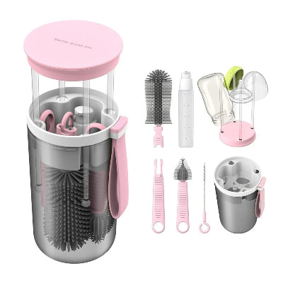 Goupillon biberon en version rose avec boîte de transport, brosses de nettoyage, flacon savon et support de séchage, conçu pour un usage hygiénique en voyage.

