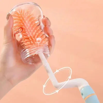 Goupillon biberon incurvé à brosse souple nettoyant l’intérieur d’un biberon en verre, avec manche ergonomique bleu ciel facilitant la prise en main.