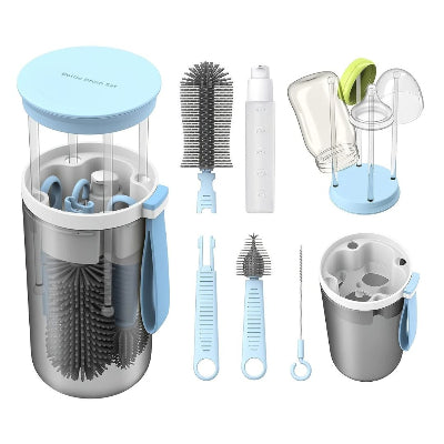 Kit goupillon biberon bleu avec brosses en silicone, distributeur de savon et égouttoir magnétique. Idéal pour le nettoyage de biberons et tétines en déplacement ou à la maison.

