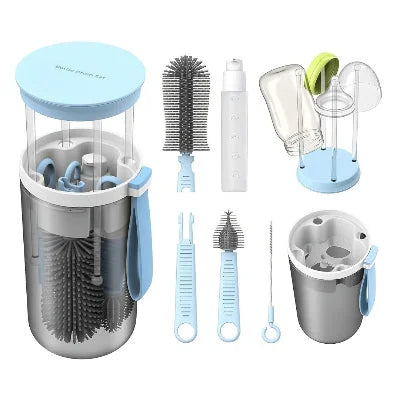 Kit goupillon biberon bleu avec brosses en silicone, distributeur de savon et égouttoir magnétique. Idéal pour le nettoyage de biberons et tétines en déplacement ou à la maison.

