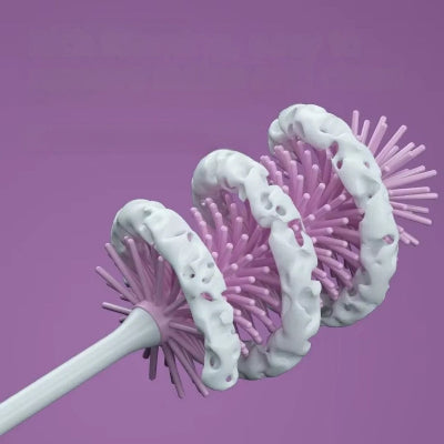 Brosse en silicone du goupillon biberon en mouvement circulaire avec mousse, montrant le nettoyage doux et complet des parois de biberons.

