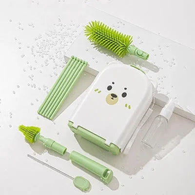 Ensemble complet de nettoyage pour biberon SoftTétin™ vert avec brosses, flacon vide et étui ourson hygiénique, idéal pour le quotidien.