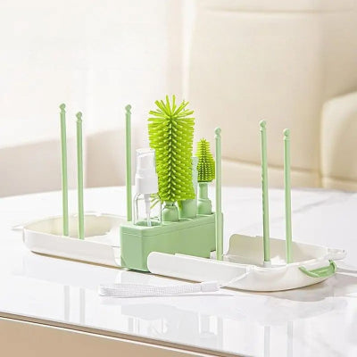 Goupillon biberon SoftTétin™ monté sur son support vertical, pour un séchage pratique et organisé à l'air libre.

