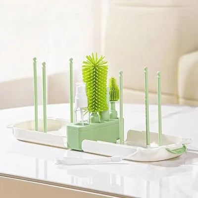 Goupillon biberon SoftTétin™ monté sur son support vertical, pour un séchage pratique et organisé à l'air libre.

