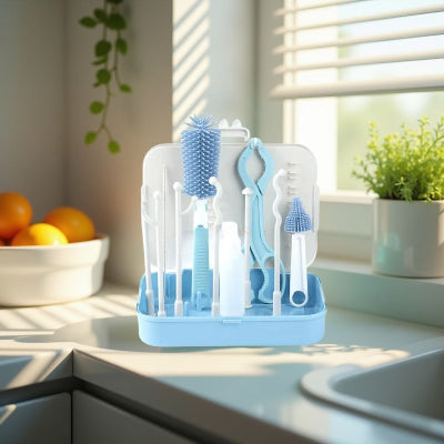 Goupillon biberon ZenBibi™ bleu sur plan de travail de cuisine, bien organisé grâce à sa base égouttoir stable et hygiénique.