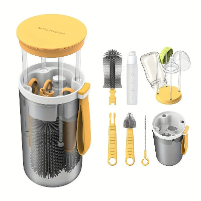 Goupillon biberon jaune version voyage, comprenant brosses souples, flacon distributeur et support de séchage magnétique. Solution hygiénique et compacte pour les jeunes parents actifs.