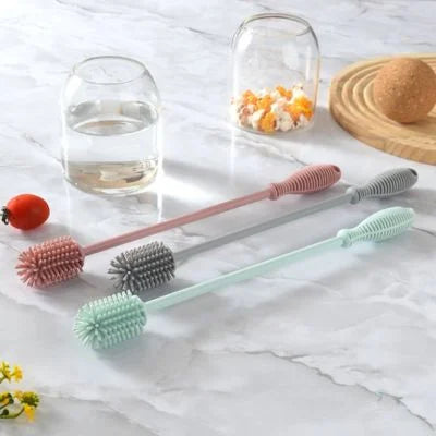 Trois goupillons longs et fins en silicone posés sur plan de travail, nettoyage multi-usages cuisine et biberon