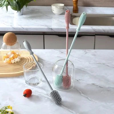 Goupillon long et fin en silicone dans cuisine moderne avec verres et bouteilles, nettoyage facile et hygiénique