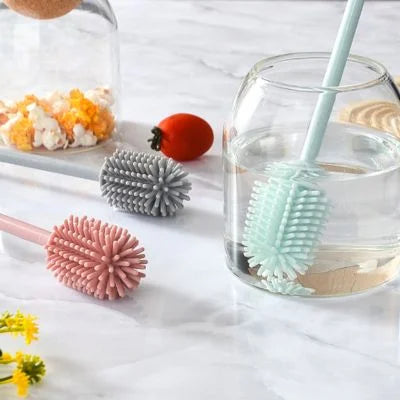 Goupillon long et fin en silicone nettoyant verre et bouteille dans l’eau, sans odeur ni rayure