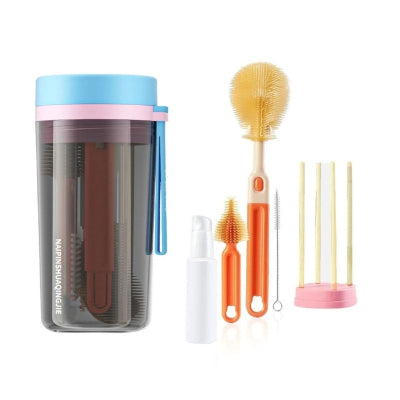 Goupillon pour biberon bleu et rose dans son boîtier rigide, accompagné d’un kit complet avec flacon pompe, brosses interchangeables et support de séchage pour un usage nomade et pratique.