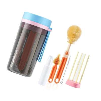  Présentation complète du goupillon pour biberon bleu avec ses accessoires : brosses en silicone, flacon distributeur et égouttoir, parfait pour les parents actifs et organisés.