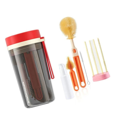 Goupillon pour biberon rouge avec brosses démontées, support de séchage et flacon de savon, pour illustrer la praticité et la polyvalence de ce kit de nettoyage pour accessoires bébé.