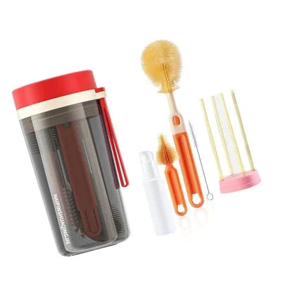 Goupillon pour biberon rouge avec brosses démontées, support de séchage et flacon de savon, pour illustrer la praticité et la polyvalence de ce kit de nettoyage pour accessoires bébé.