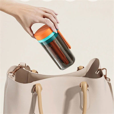 Transport facile du goupillon pour biberon nomade dans un sac à main, format compact adapté aux sorties avec bébé pour assurer une hygiène parfaite en toutes circonstances.