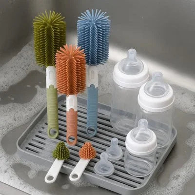Kit nettoyage biberon avec goupillons en silicone de différentes couleurs, utilisé pour nettoyer biberons et tétines dans l’évier.