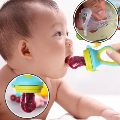 Bébé mangeant des fruits avec une grignoteuse bébé à embout en silicone micro-perforé
