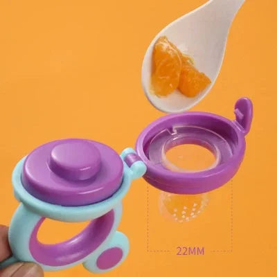grignoteuse pour bébé ouverte montrant comment remplir l’embout avec des morceaux de fruit