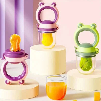 grignoteuse bébé présentées avec des fruits pour la diversification alimentaire