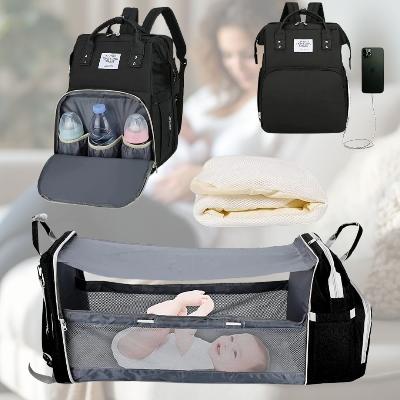 Sac à dos à langer AllDay Comfort noir élégant, avec matelas à langer intégré, poches isothermes et poche antivol. Mis en scène dans un intérieur lumineux et moderne, idéal pour les parents actifs.